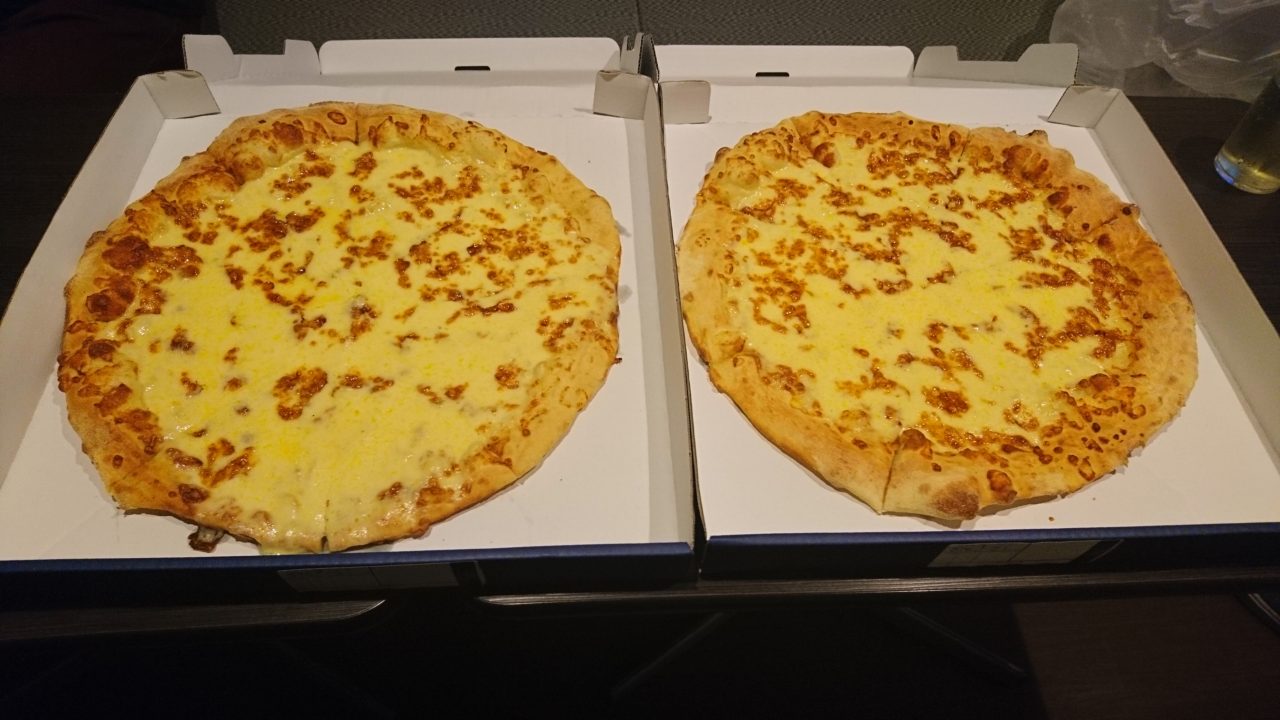 1キロチーズピザ